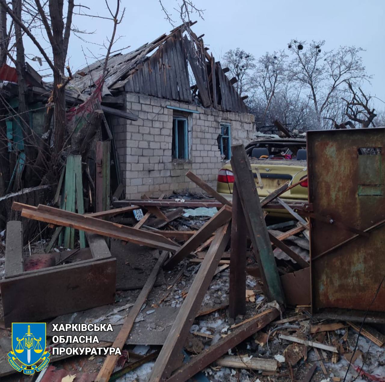 A destroyed house with a car and a car in the background

Description automatically generated with medium confidence