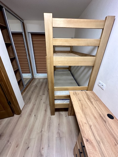 A bunk bed in a room

Description automatically generated