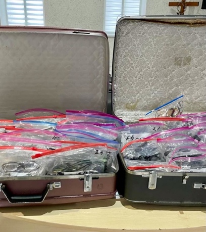 A group of suitcases with zippers

Description automatically generated