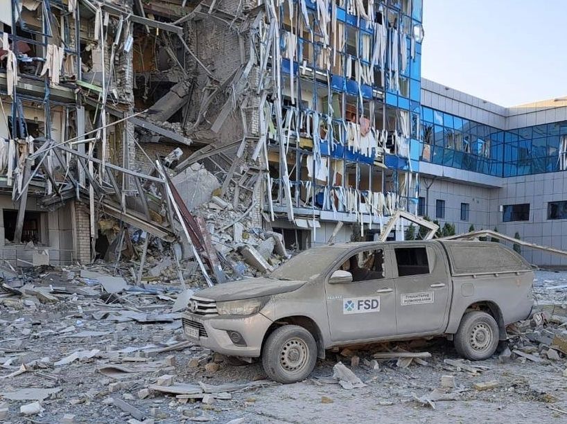 A truck parked in front of a building

Description automatically generated