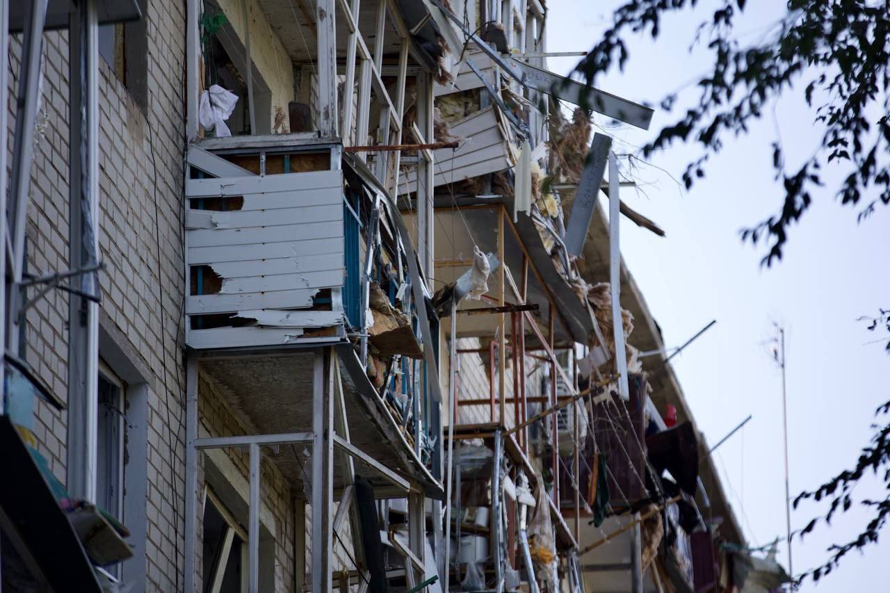 A building with a broken balcony

Description automatically generated with medium confidence