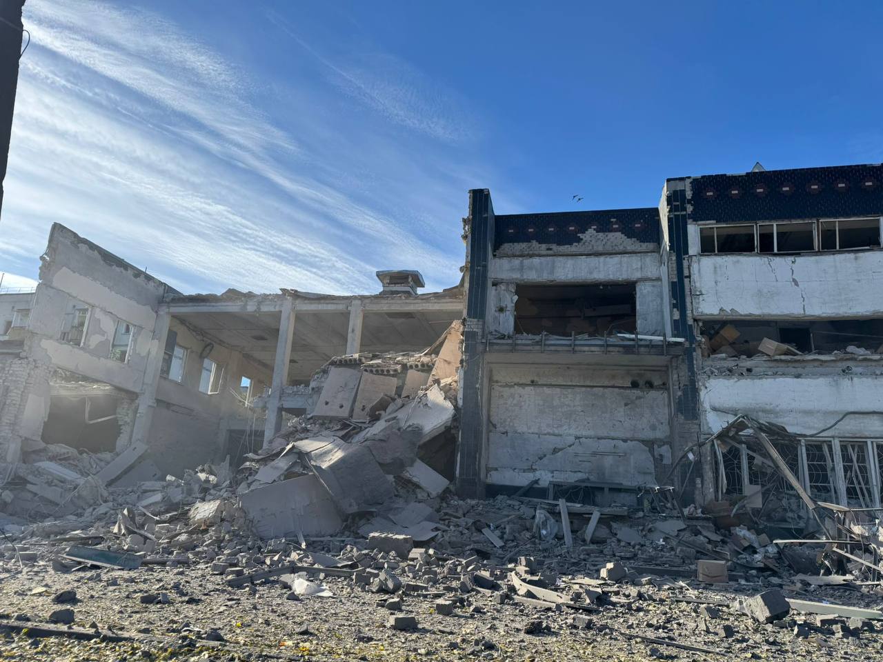 A building with rubble and debris

Description automatically generated