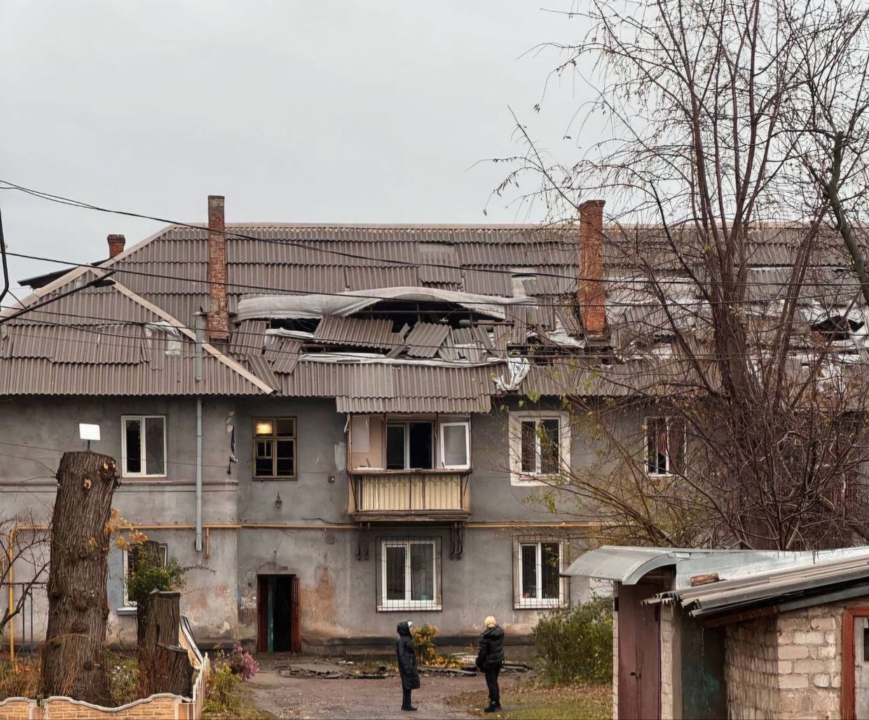 A house with a damaged roof

Description automatically generated