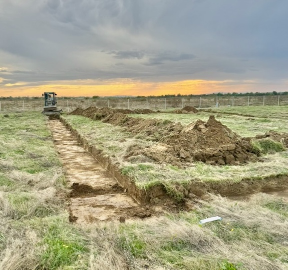 A trench in a field

Description automatically generated