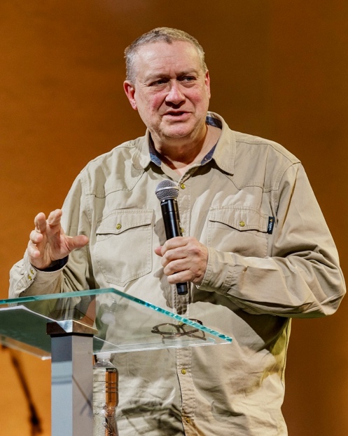 A person speaking into a microphone
AI-generated content may be incorrect.
