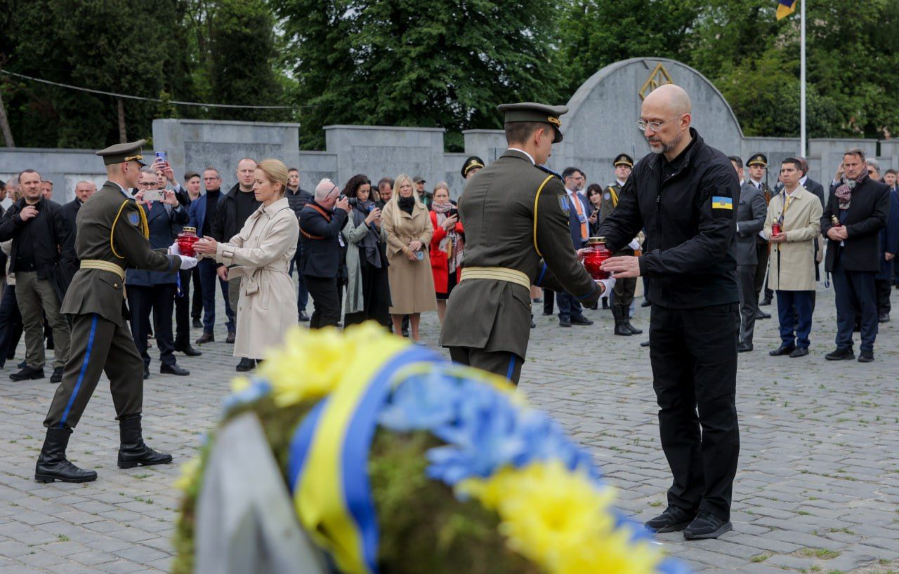 EU diplomats honor fallen soldiers in Lviv, pledge more Ukraine support