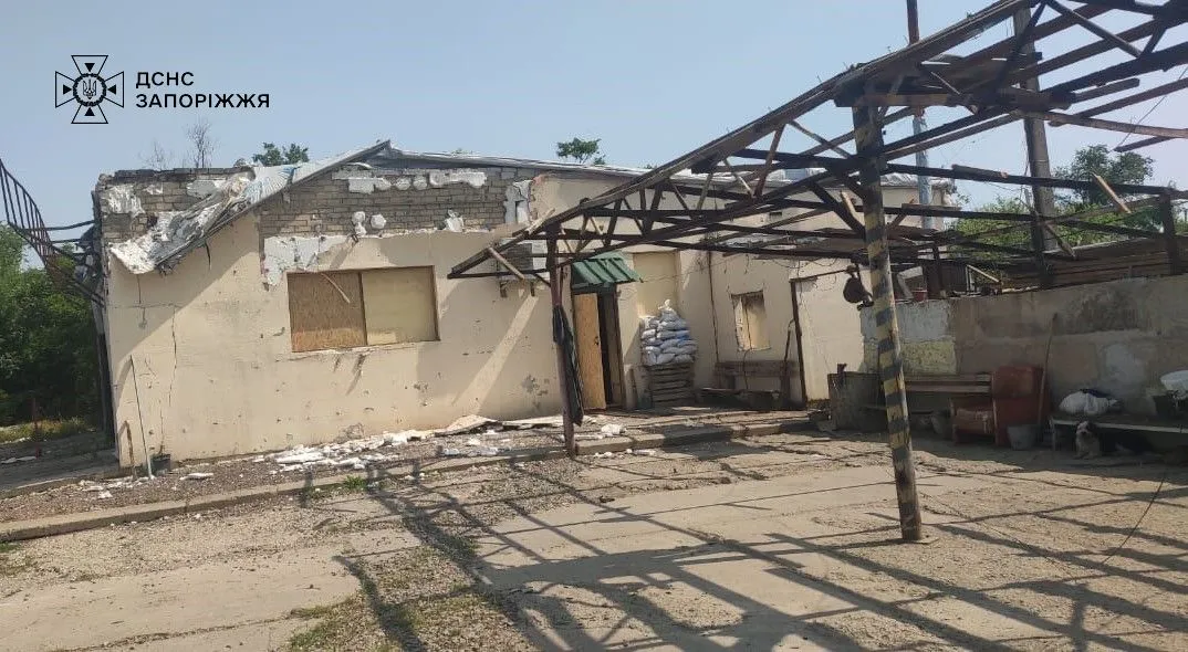 A building with a roof

AI-generated content may be incorrect.