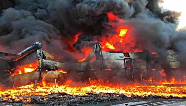 A fire burning a plane

AI-generated content may be incorrect.