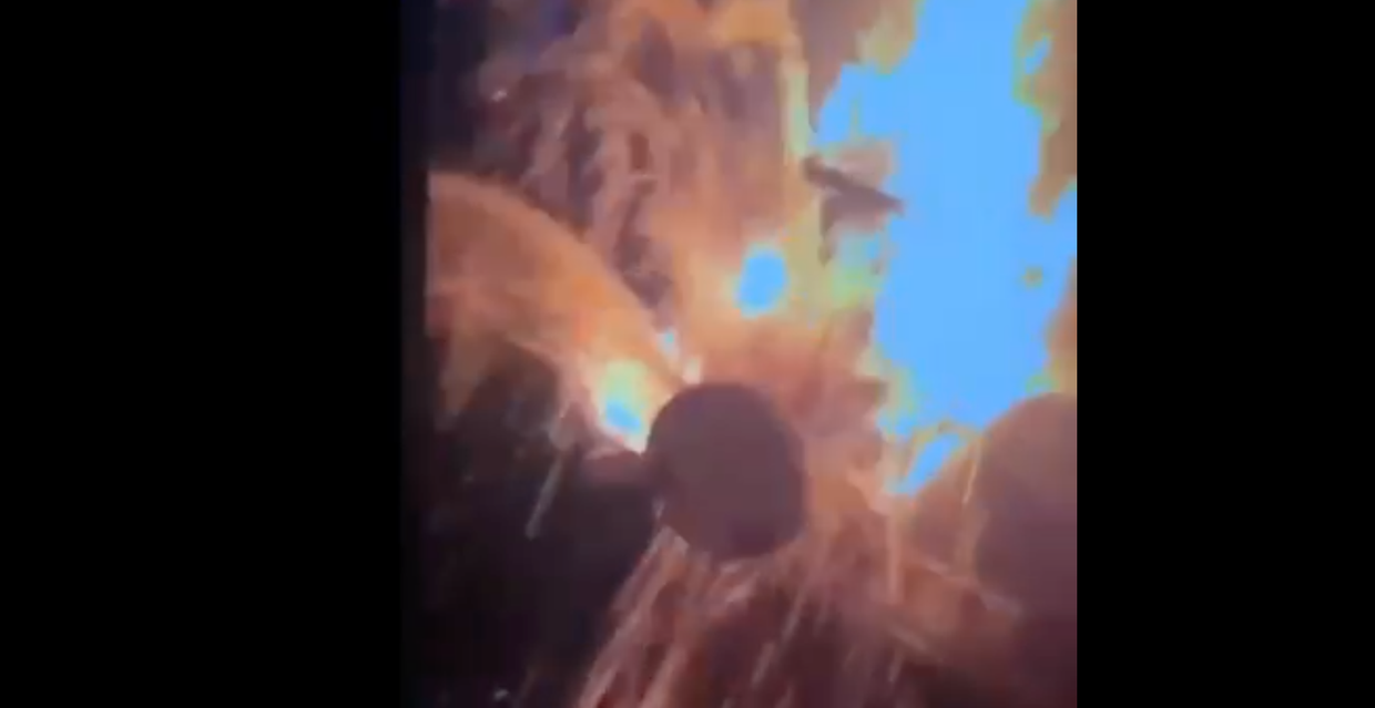 A firework in the sky
AI-generated content may be incorrect.