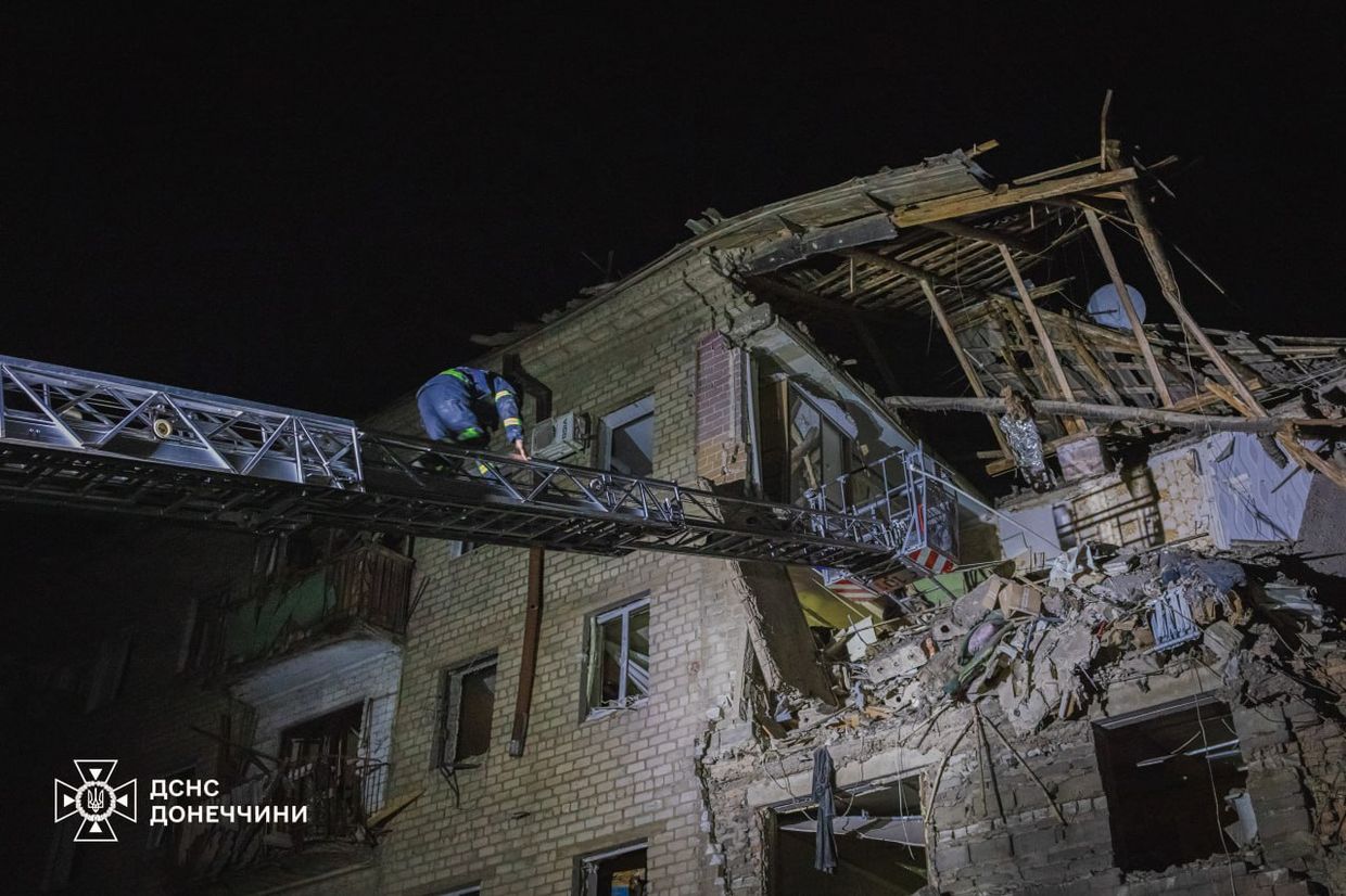 A ladder on a building

AI-generated content may be incorrect.