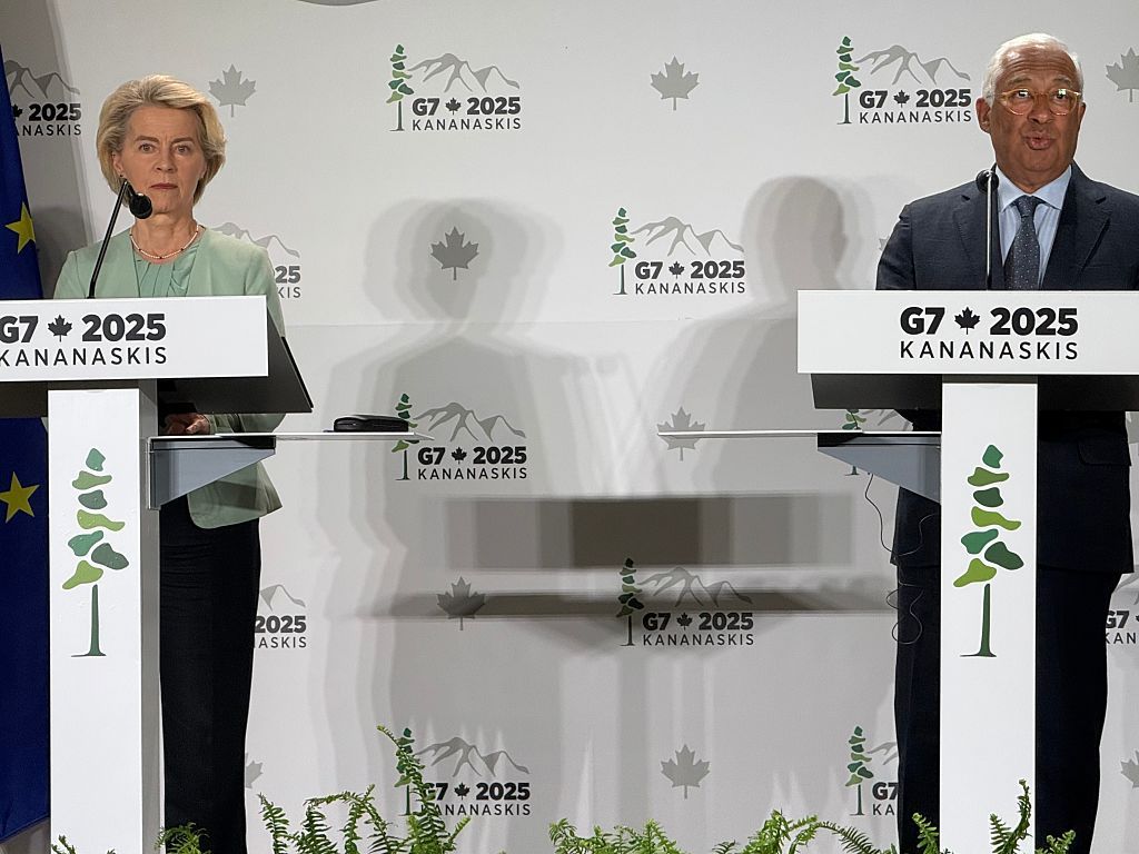 A person and person standing at podiums
AI-generated content may be incorrect.