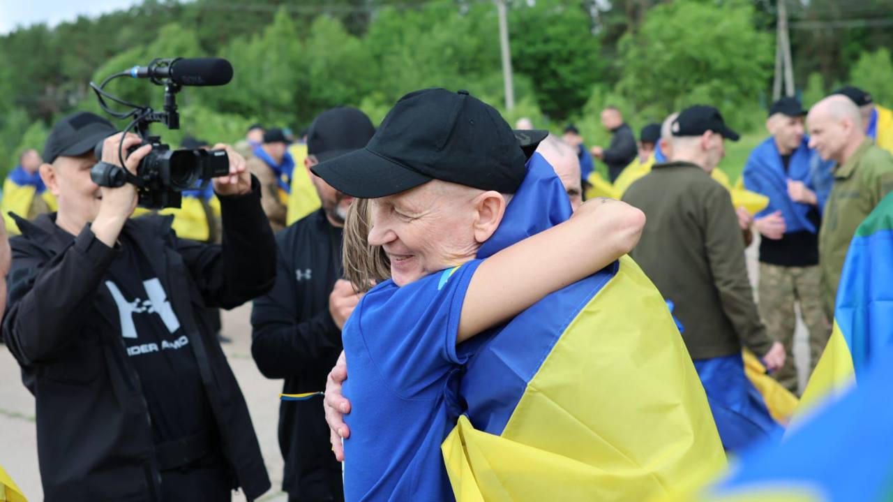 A person hugging a person

AI-generated content may be incorrect.