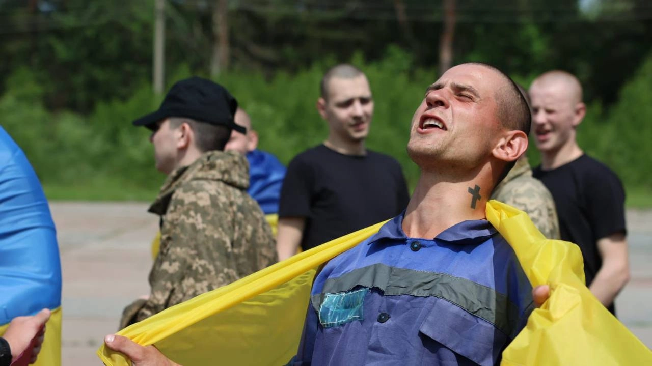 A person with a yellow cloth on his shoulder

AI-generated content may be incorrect.