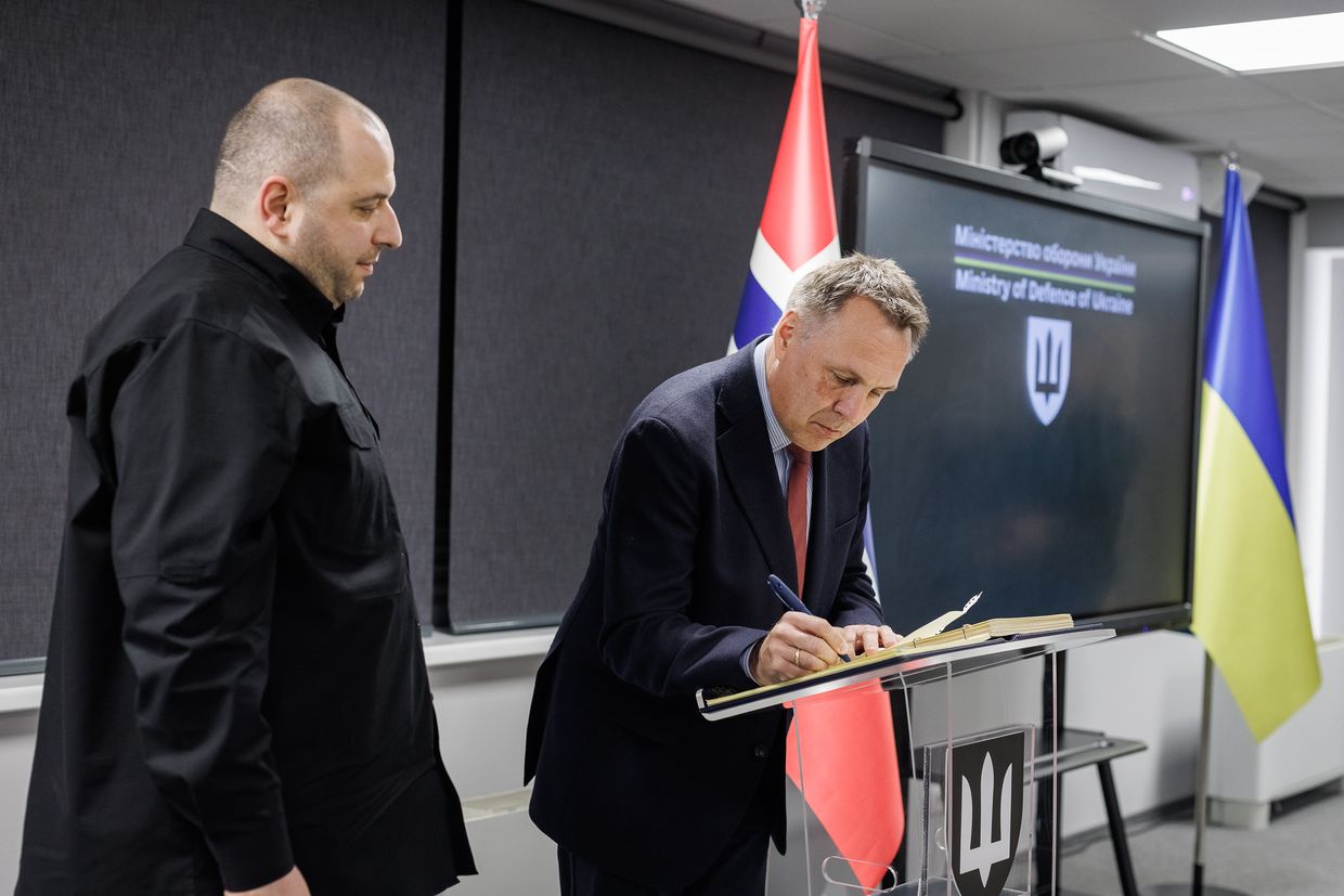 A person writing on a book

AI-generated content may be incorrect.