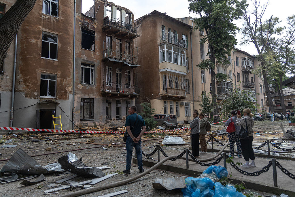 Standing with workers before they install a new flag pole on the South Lawn, U.S. President Donald Trump talks with journalists outside the White House on June 18, 2025, in Washington, DC. (Chip Somodevilla / Getty Images)
