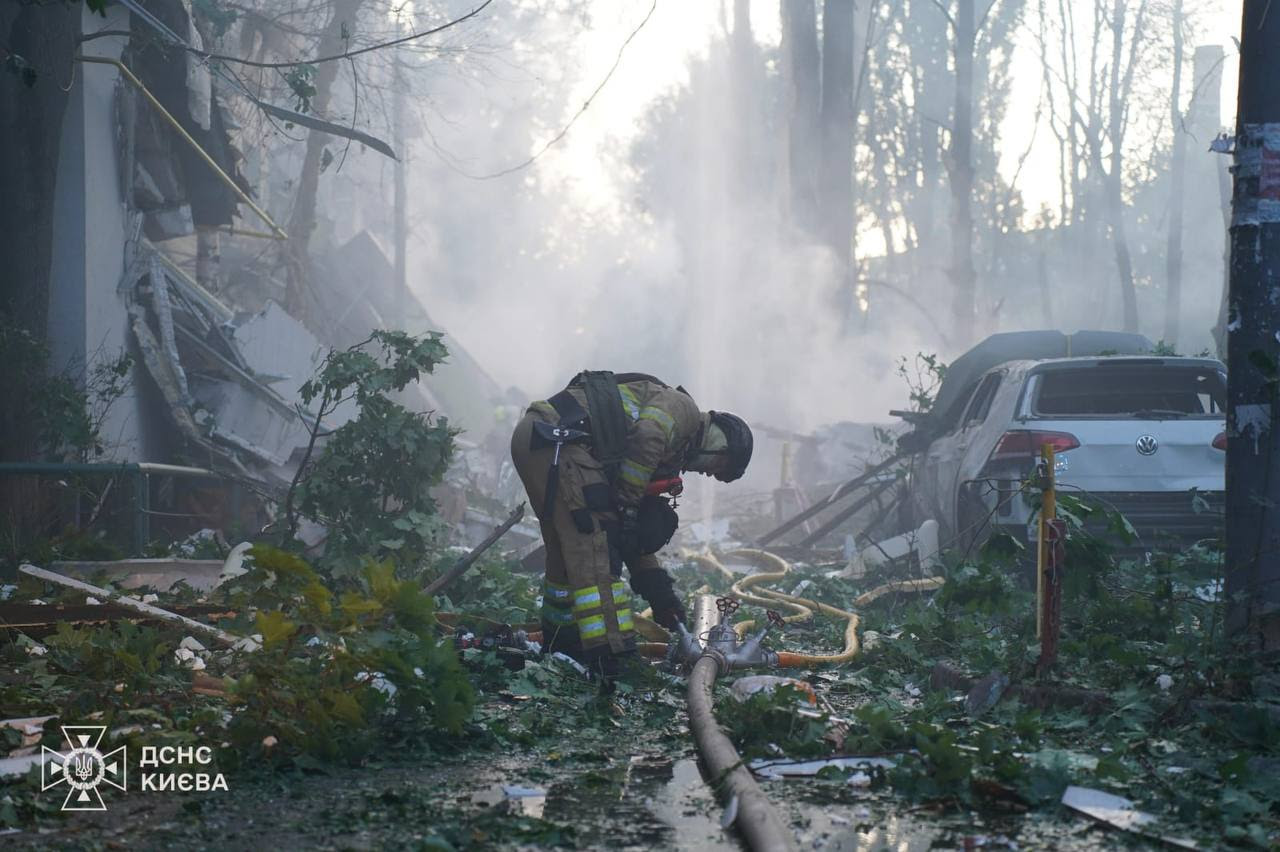 Standing with workers before they install a new flag pole on the South Lawn, U.S. President Donald Trump talks with journalists outside the White House on June 18, 2025, in Washington, DC. (Chip Somodevilla / Getty Images)