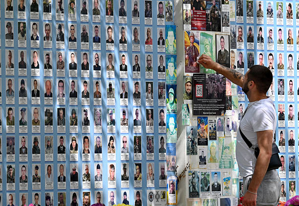 Стоячи з робітниками перед встановленням нового флагштока на Південній галявині, президент США Дональд Трамп розмовляє з журналістами біля Білого дому 18 червня 2025 року у Вашингтоні, округ Колумбія. (Chip Somodevilla / Getty Images)