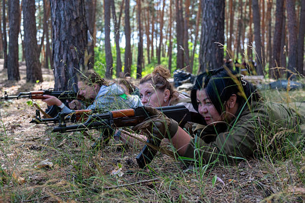 Стоячи з робітниками перед встановленням нового флагштока на Південній галявині, президент США Дональд Трамп розмовляє з журналістами біля Білого дому 18 червня 2025 року у Вашингтоні, округ Колумбія. (Chip Somodevilla / Getty Images)