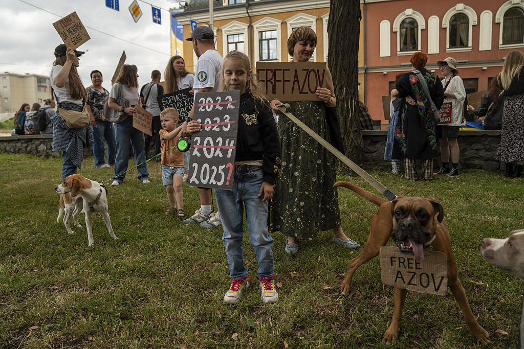 Стоячи з робітниками перед встановленням нового флагштока на Південній галявині, президент США Дональд Трамп розмовляє з журналістами біля Білого дому 18 червня 2025 року у Вашингтоні, округ Колумбія. (Chip Somodevilla / Getty Images)
