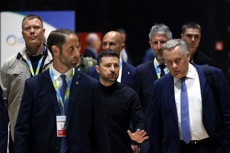 Standing with workers before they install a new flag pole on the South Lawn, U.S. President Donald Trump talks with journalists outside the White House on June 18, 2025, in Washington, DC. (Chip Somodevilla / Getty Images)
