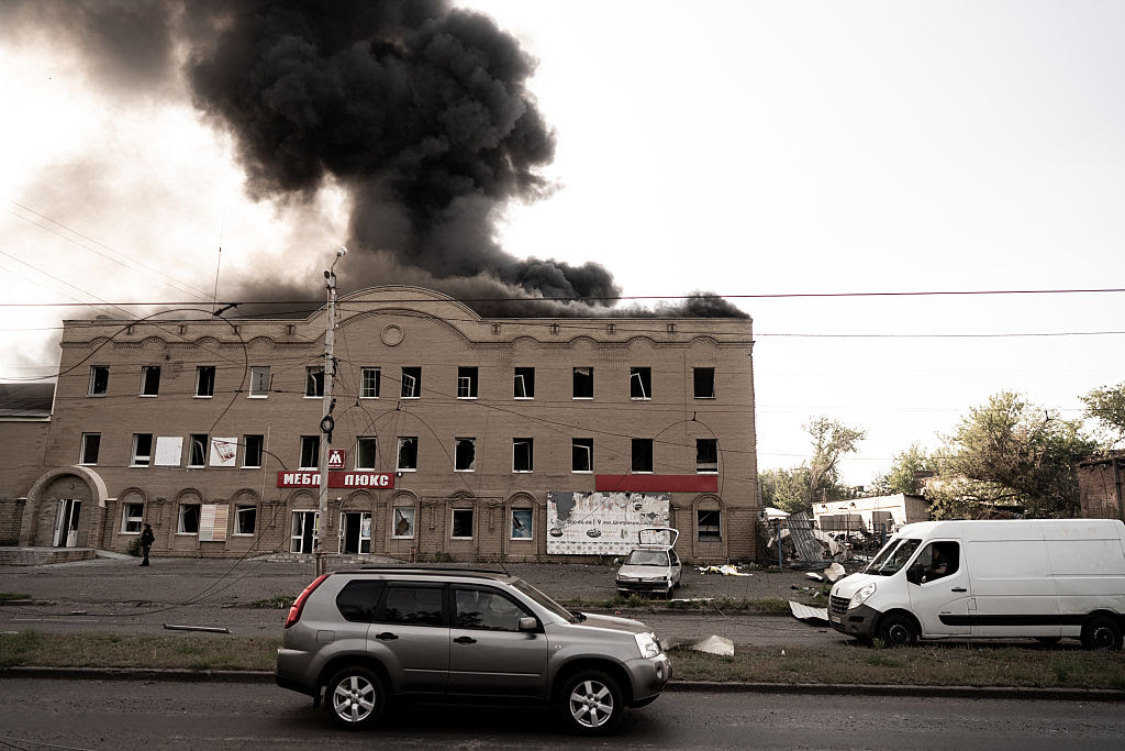 Standing with workers before they install a new flag pole on the South Lawn, U.S. President Donald Trump talks with journalists outside the White House on June 18, 2025, in Washington, DC. (Chip Somodevilla / Getty Images)