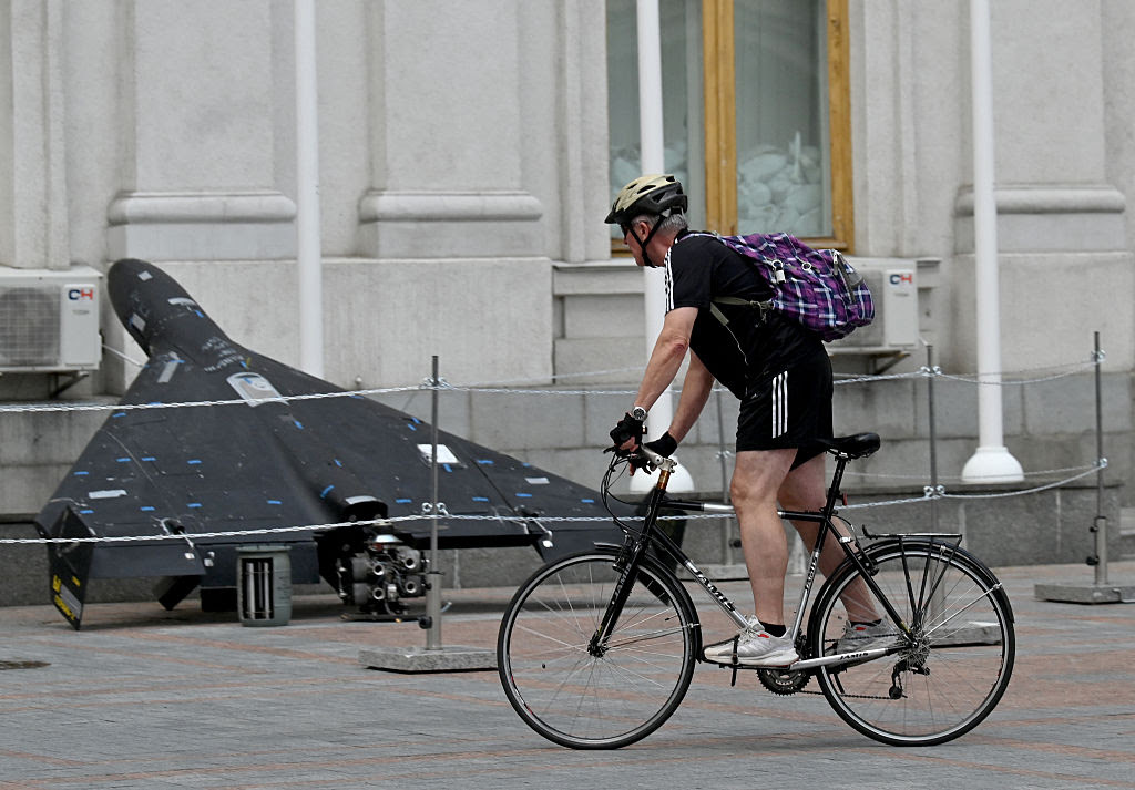 Стоячи з робітниками перед встановленням нового флагштока на Південній галявині, президент США Дональд Трамп розмовляє з журналістами біля Білого дому 18 червня 2025 року у Вашингтоні, округ Колумбія. (Chip Somodevilla / Getty Images)