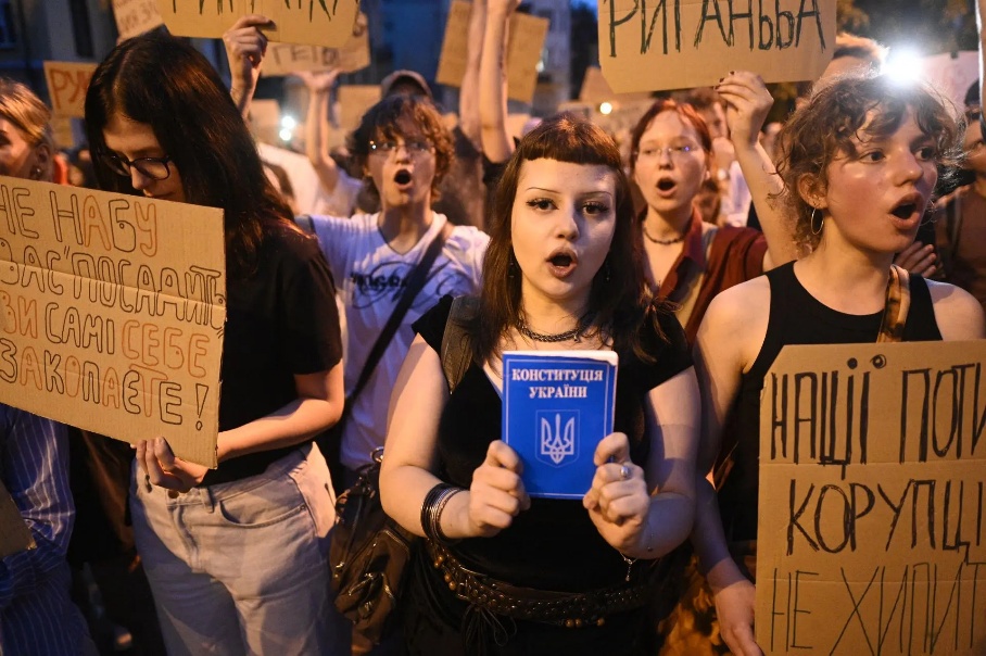 Стоячи з робітниками перед встановленням нового флагштока на Південній галявині, президент США Дональд Трамп розмовляє з журналістами біля Білого дому 18 червня 2025 року у Вашингтоні, округ Колумбія. (Chip Somodevilla / Getty Images)