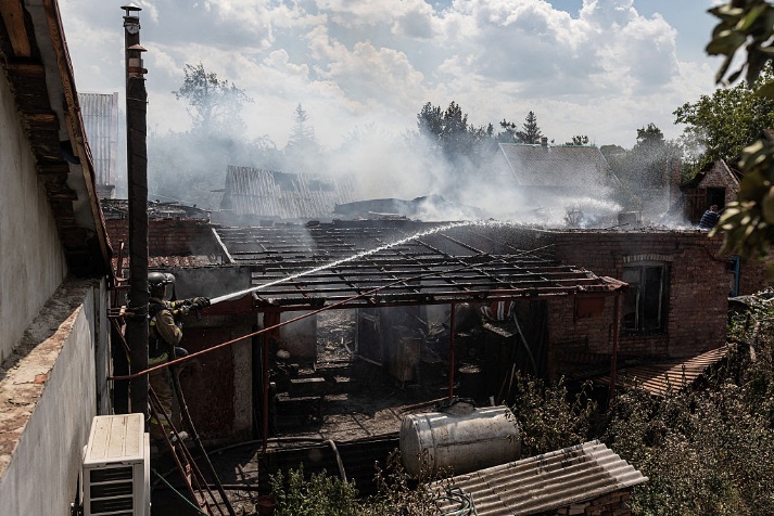 Стоячи з робітниками перед встановленням нового флагштока на Південній галявині, президент США Дональд Трамп спілкується з журналістами біля Білого дому 18 червня 2025 року у Вашингтоні, округ Колумбія. (Chip Somodevilla / Getty Images)