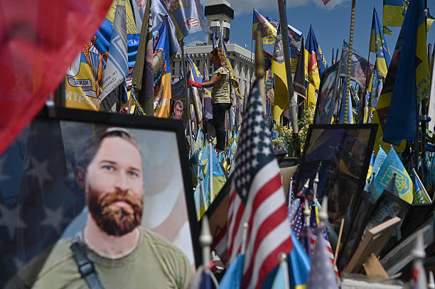 Стоячи з робітниками перед встановленням нового флагштока на Південній галявині, президент США Дональд Трамп розмовляє з журналістами біля Білого дому 18 червня 2025 року у Вашингтоні, округ Колумбія. (Chip Somodevilla / Getty Images)