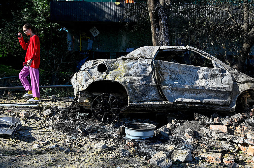 Стоячи з робітниками перед встановленням нового флагштока на Південній галявині, президент США Дональд Трамп розмовляє з журналістами біля Білого дому 18 червня 2025 року у Вашингтоні, округ Колумбія. (Chip Somodevilla / Getty Images)