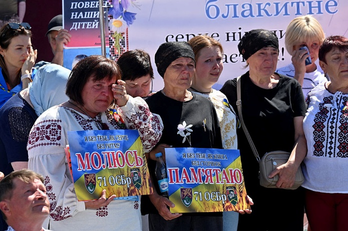 Стоячи з робітниками перед встановленням нового флагштока на Південній галявині, президент США Дональд Трамп розмовляє з журналістами біля Білого дому 18 червня 2025 року у Вашингтоні, округ Колумбія. (Chip Somodevilla / Getty Images)