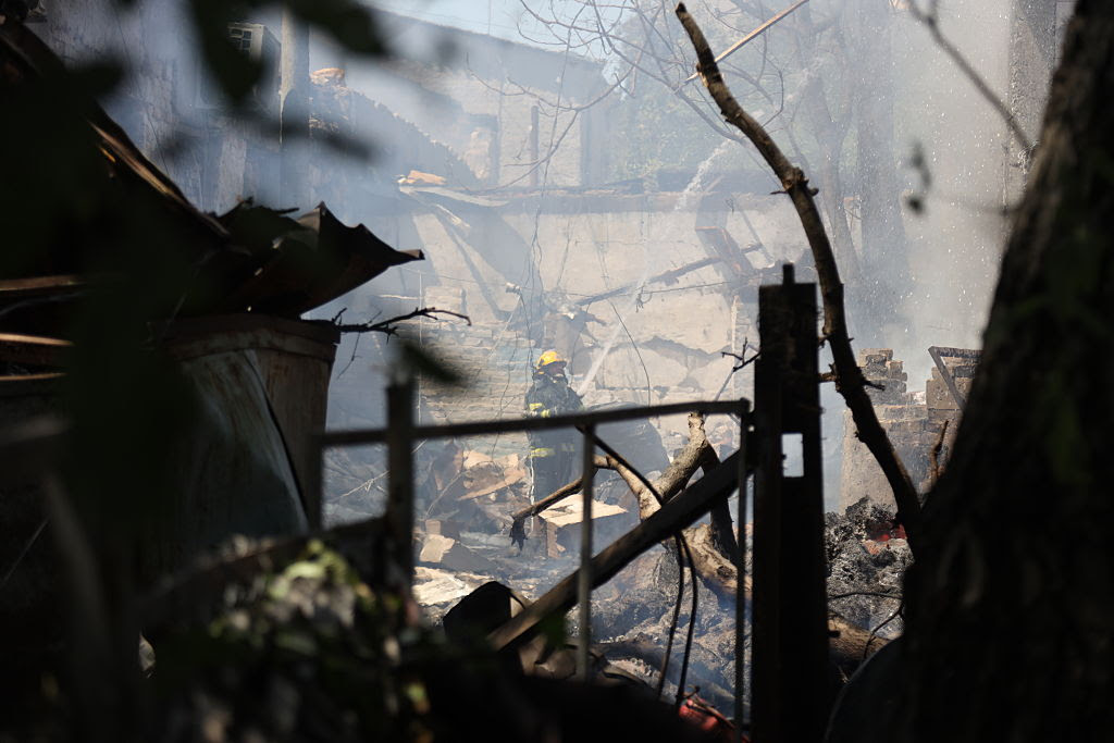 Стоячи з робітниками перед встановленням нового флагштока на Південній галявині, президент США Дональд Трамп розмовляє з журналістами біля Білого дому 18 червня 2025 року у Вашингтоні, округ Колумбія. (Chip Somodevilla / Getty Images)