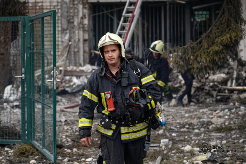 Стоячи з робітниками перед встановленням нового флагштока на Південній галявині, президент США Дональд Трамп розмовляє з журналістами біля Білого дому 18 червня 2025 року у Вашингтоні, округ Колумбія. (Chip Somodevilla / Getty Images)