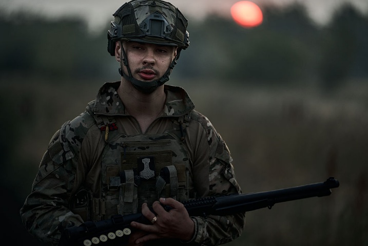 Стоячи з робітниками перед встановленням нового флагштока на Південній галявині, президент США Дональд Трамп розмовляє з журналістами біля Білого дому 18 червня 2025 року у Вашингтоні, округ Колумбія. (Chip Somodevilla / Getty Images)