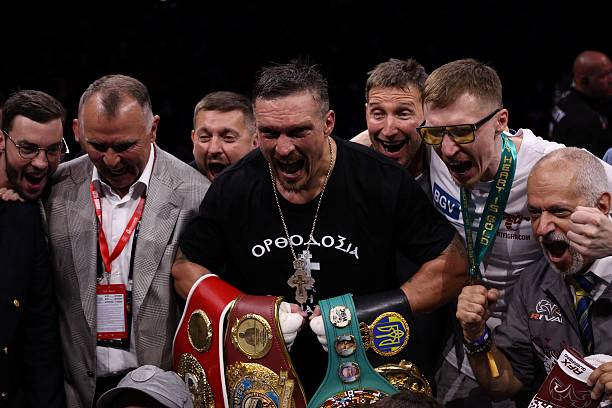 Стоячи з робітниками перед встановленням нового флагштока на Південній галявині, президент США Дональд Трамп спілкується з журналістами біля Білого дому 18 червня 2025 року у Вашингтоні, округ Колумбія. (Chip Somodevilla / Getty Images)