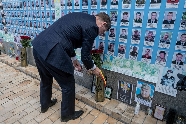 Стоячи з робітниками перед встановленням нового флагштока на Південній галявині, президент США Дональд Трамп розмовляє з журналістами біля Білого дому 18 червня 2025 року у Вашингтоні, округ Колумбія. (Chip Somodevilla / Getty Images)