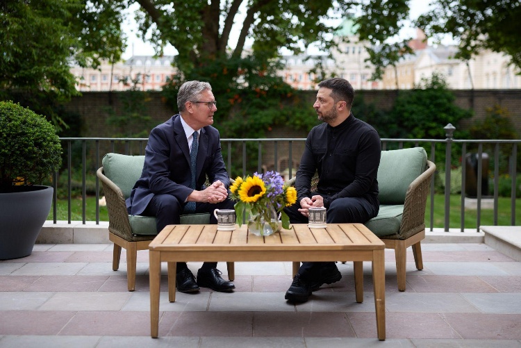 Zelensky meets Starmer in UK day before Trump-Putin summit