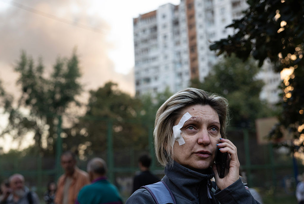 A person talking on a cell phone

AI-generated content may be incorrect.