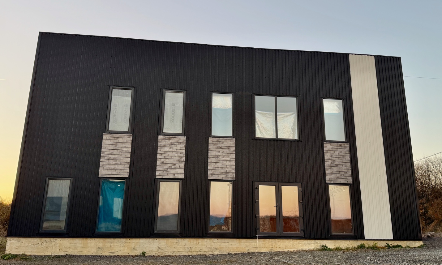 A building with many windows

AI-generated content may be incorrect.