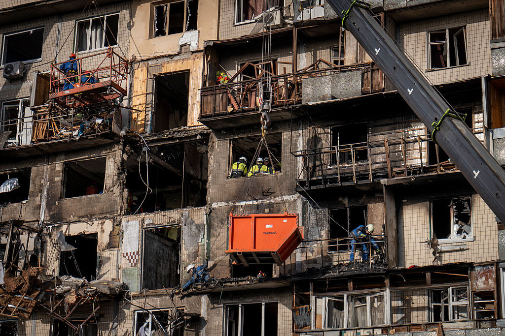 A crane lifting a building with many windows

AI-generated content may be incorrect.