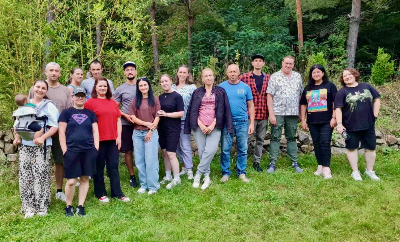 A group of people standing in a field

AI-generated content may be incorrect.