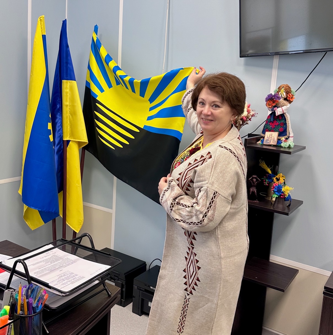 A person holding a flag

AI-generated content may be incorrect.