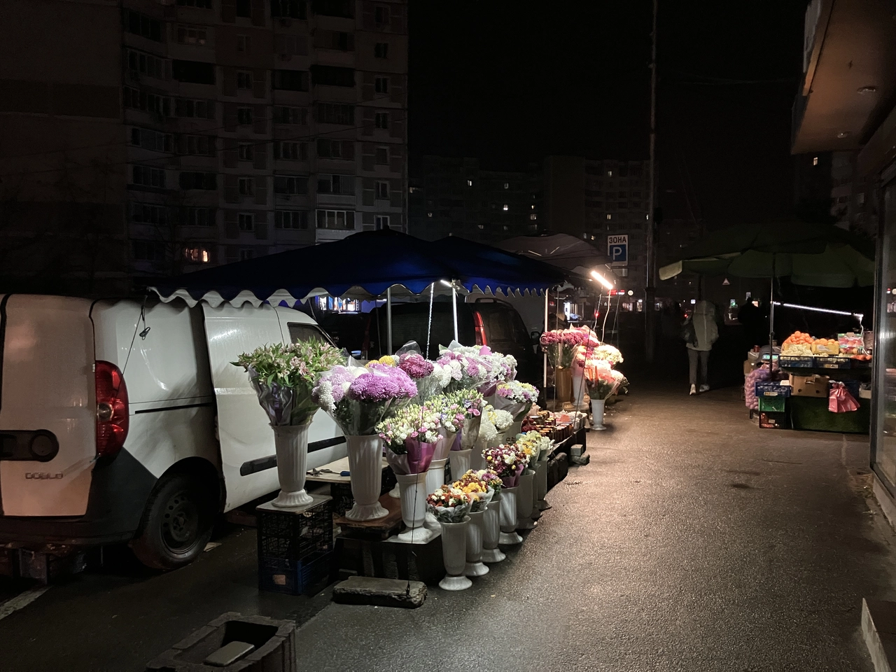 A street with flowers and a van

AI-generated content may be incorrect.