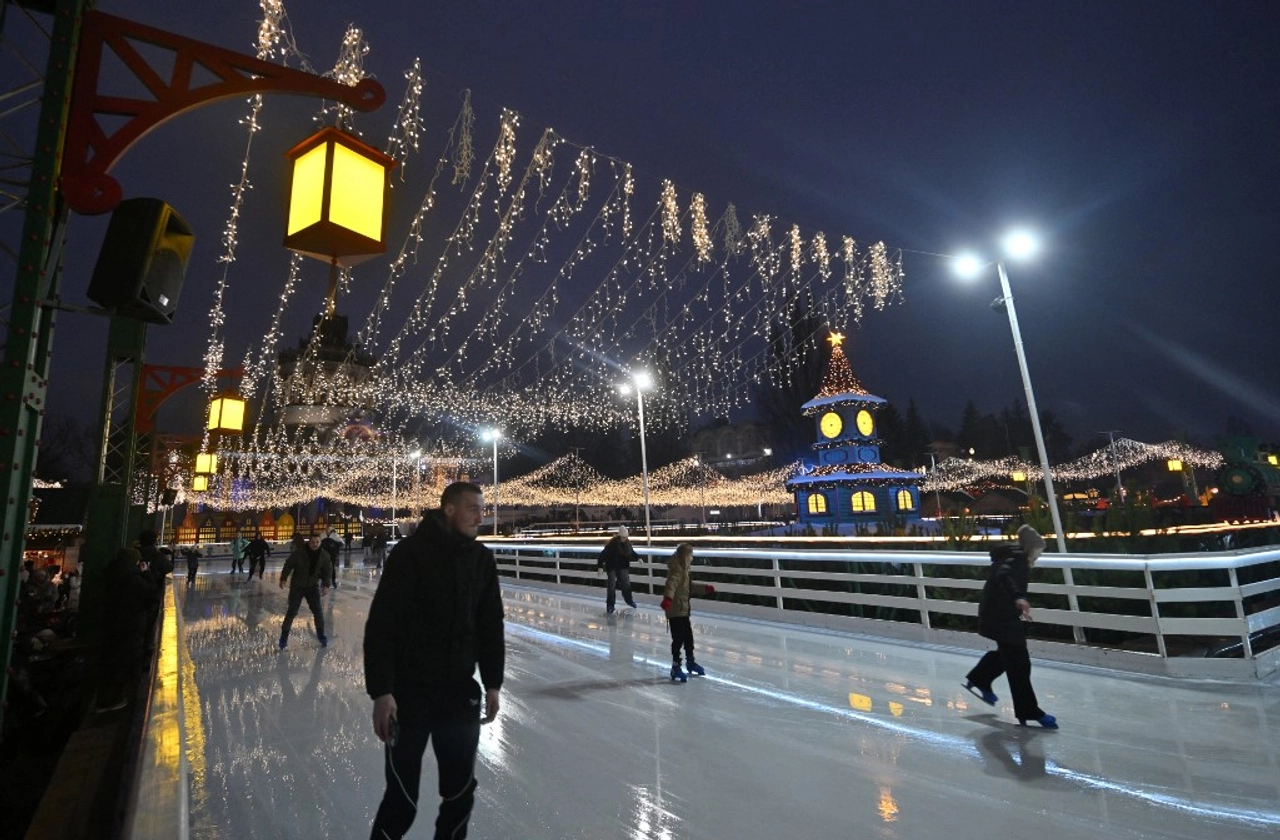 People ice skating at night

AI-generated content may be incorrect.