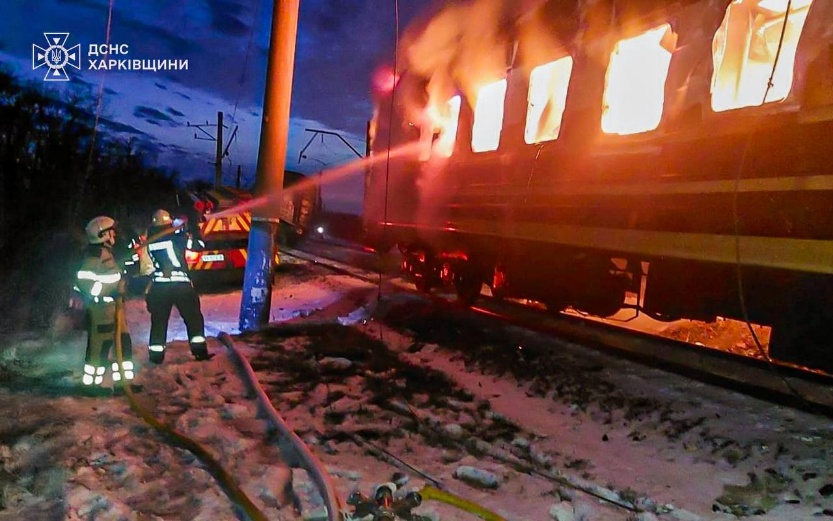A firemen standing next to a train

AI-generated content may be incorrect.