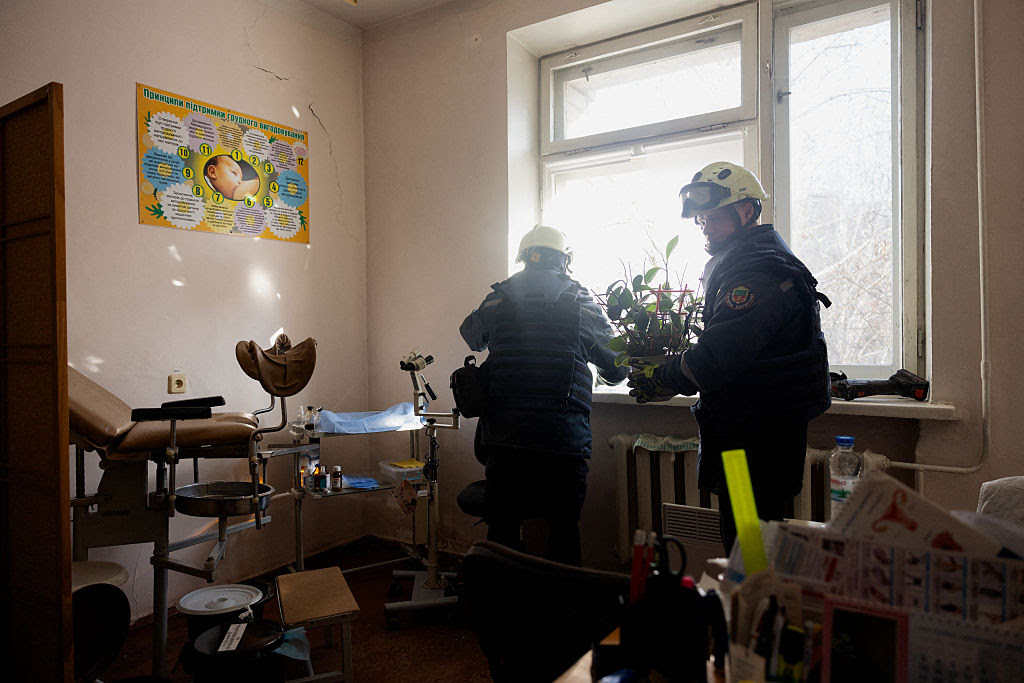 A few men in a room

AI-generated content may be incorrect.