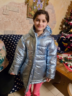 A child in a silver coat

AI-generated content may be incorrect.
