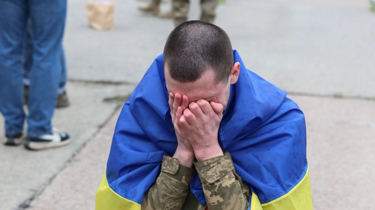 182 Ukrainians Return Home in Pre-Easter Prisoner Swap With Russia